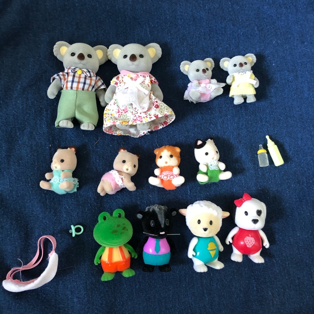 Lot of 12 Calico Critters and Lil Woodzeez